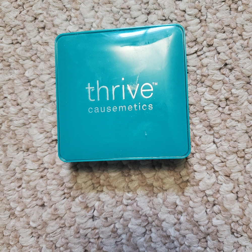 Thrive eyeshadow palette makeup